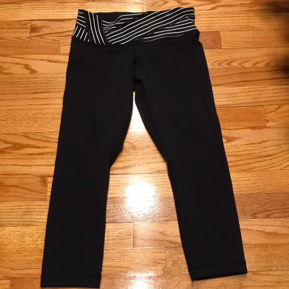 Lululemon wunder under reversible crop. Black.